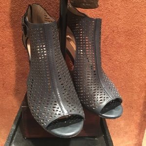 🌟CLOSET CLEAR OUT 🌟 Louise et Cie Sandal Pumps